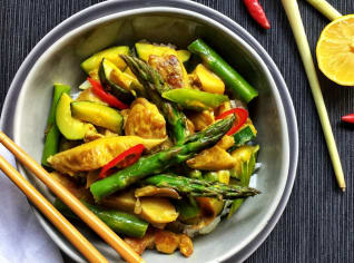Žluté krůtí curry s chřestem a hlívou Žluté krůtí curry s chřestem a hlívou
