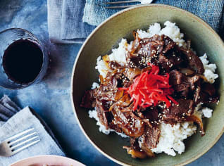 Gyudon: Japonská rýžová miska s hovězím masem a cibulí Gyudon: Japonská rýžová miska s hovězím masem a cibulí