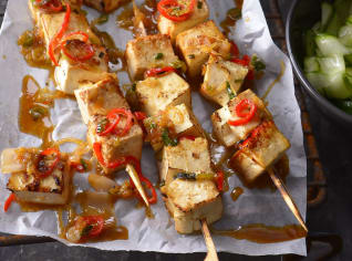 Grilované tofu špízy s okurkovým salátem Grilované tofu špízy s okurkovým salátem