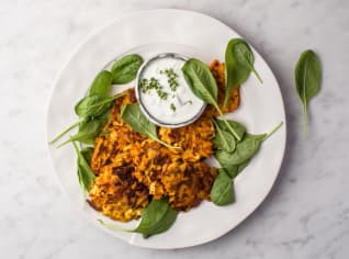 Křupavé mrkvové placky s uzeným tofu a bazalkou Křupavé mrkvové placky s uzeným tofu a bazalkou