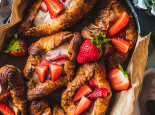 Snídaňové plněné croissanty s ricottou a jahodami Snídaňové plněné croissanty s ricottou a jahodami