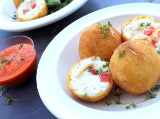 Arancini s mozzarellou a omáčkou z pečených paprik Arancini s mozzarellou a omáčkou z pečených paprik