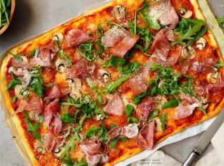 Domácí pizza s prosciuttem a rukolou Domácí pizza s prosciuttem a rukolou