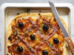 Pissaladiere - slaný koláč s karamelizovanou cibulí, ančovičkami a olivami Pissaladiere - slaný koláč s karamelizovanou cibulí, ančovičkami a olivami