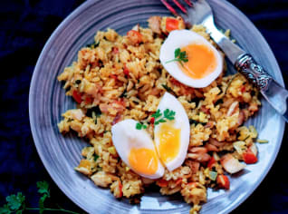 Kedgeree s uzeným pstruhem a vejcem natvrdo Kedgeree s uzeným pstruhem a vejcem natvrdo