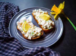 Krabí pomazánka ze surimi tyčinek s avokádem Krabí pomazánka ze surimi tyčinek s avokádem