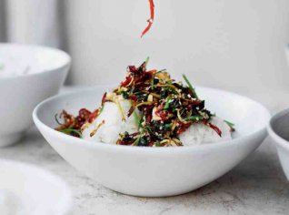 Thajská lepkavá rýže s křupavým zázvorem, chilli papričkami a arašídy Thajská lepkavá rýže s křupavým zázvorem, chilli papričkami a arašídy