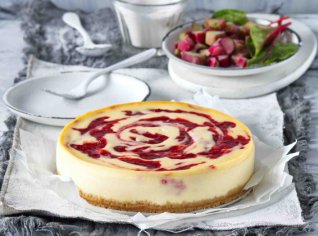 Rebarborový cheesecake s bílou čokoládou Rebarborový cheesecake s bílou čokoládou