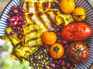 Letní miska s čočkou, grilovanou zeleninou a halloumi Letní miska s čočkou, grilovanou zeleninou a halloumi