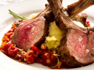 Grilované jehněčí kotletky na rozmarýnovém ratatouille Grilované jehněčí kotletky na rozmarýnovém ratatouille