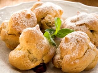 Profiteroles plněné čokoládovým krémem Profiteroles plněné čokoládovým krémem