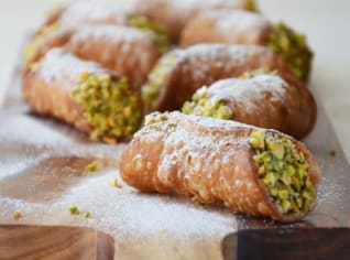 Cannoli siciliani - křupavé plněné trubičky s náplní z ricotty Cannoli siciliani - křupavé plněné trubičky s náplní z ricotty