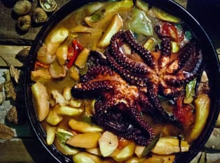 Chobotnice pečená pod pekou Chobotnice pečená pod pekou
