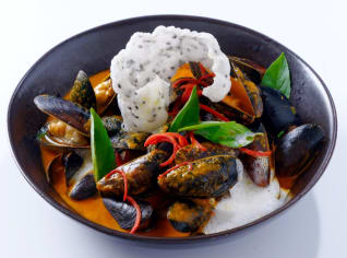 Thajské seafood kari se slávkami, citronovou trávou a thajskou bazalkou Thajské seafood kari se slávkami, citronovou trávou a thajskou bazalkou