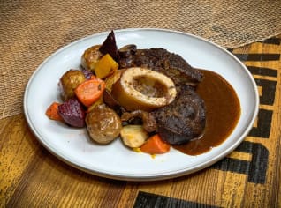 Hovězí ossobuco s pivní omáčkou a pečenou sezonní zeleninou Hovězí ossobuco s pivní omáčkou a pečenou sezonní zeleninou