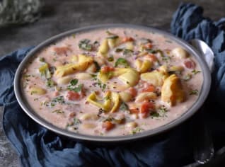 Krémová toskánská polévka s tortellini Krémová toskánská polévka s tortellini