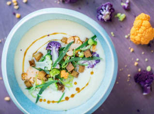 Květáková polévka s miso a opečeným tofu Květáková polévka s miso a opečeným tofu