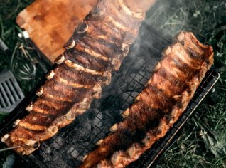 Vepřová žebra v alobalu s bbq omáčkou připravená na ohni Vepřová žebra v alobalu s bbq omáčkou připravená na ohni