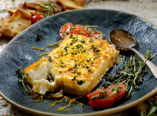 Feta saganaki – smažený sýr feta s ochuceným medem Feta saganaki – smažený sýr feta s ochuceným medem