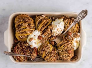 Pečená jablka hasselback s ořechy Pečená jablka hasselback s ořechy