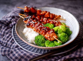Kuřecí špízky s medovou teriyaki omáčkou a pomerančovou šťávou Kuřecí špízky s medovou teriyaki omáčkou a pomerančovou šťávou