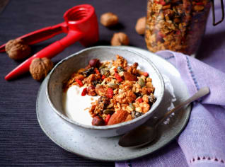 Ořechová granola se sušenými švestkami Ořechová granola se sušenými švestkami