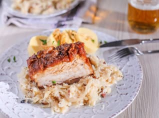 Vepřový bůček pečený na zelí a podlitý černým pivem Vepřový bůček pečený na zelí a podlitý černým pivem