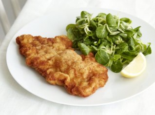 Berlínský řízek s polníčkovým salátem Berlínský řízek s polníčkovým salátem