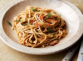 Těstoviny carbonara s uzeným lososem Těstoviny carbonara s uzeným lososem