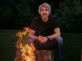 Petr Kellner u táboráku. Fotka z výroční zprávy jeho investiční skupiny PPF. Petr Kellner u táboráku. Fotka z výroční zprávy jeho investiční skupiny PPF.