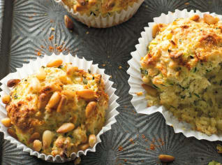 Muffiny s cuketou, parmazánem a bazalkou Muffiny s cuketou, parmazánem a bazalkou
