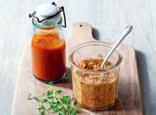 Rajčatová passata a sicilské rajčatové pesto Rajčatová passata a sicilské rajčatové pesto