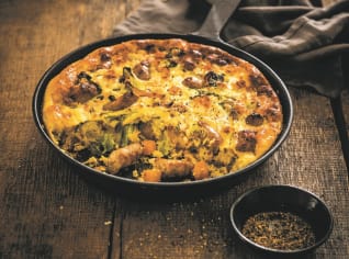 Dýňová frittata s klobásou, kapustou a sýrem feta Dýňová frittata s klobásou, kapustou a sýrem feta