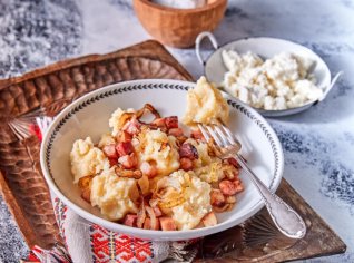 Brynzáky s vyškvařenou slaninou a cibulkou Brynzáky s vyškvařenou slaninou a cibulkou