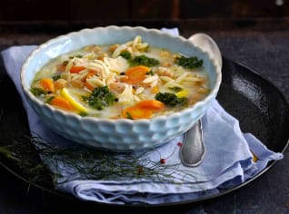 Cizrnová polévka s citronem a těstovinami orzo Cizrnová polévka s citronem a těstovinami orzo