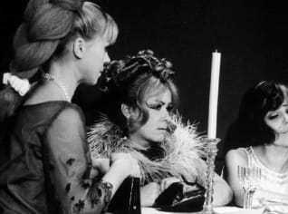 Jiřina Bohdalová s Jiřinou Jiráskovou v československém filmu Světáci. Jiřina Bohdalová s Jiřinou Jiráskovou v československém filmu Světáci.
