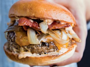Krůtí burgery s čedarem, cibulí a slaninou Krůtí burgery s čedarem, cibulí a slaninou