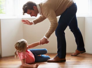 Trestat děti násilím nemá smysl. Tak proč fyzické tresty využívají dvě třetiny českých rodičů? Trestat děti násilím nemá smysl. Tak proč fyzické tresty využívají dvě třetiny českých rodičů?