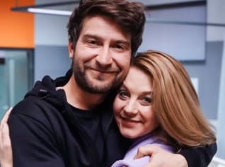 Dojemné loučení: Marek Němec se Sabinou Laurinovou. Dojemné loučení: Marek Němec se Sabinou Laurinovou.