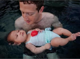 Mark Zuckerberg se svou dcerou Maximou na plavání. Mark Zuckerberg se svou dcerou Maximou na plavání.