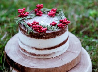 Veganský vanilkový dort s bílou čokoládou a ovocem Veganský vanilkový dort s bílou čokoládou a ovocem