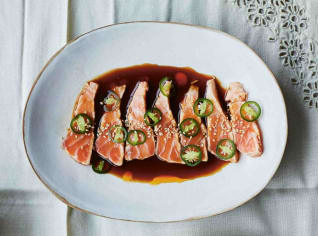 Lososové tataki s omáčkou ponzu a zelenými chilli papričkami Lososové tataki s omáčkou ponzu a zelenými chilli papričkami