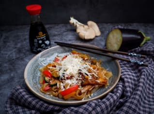 Asijské nudle se zeleninou s Kikkoman sójovou omáčkou Asijské nudle se zeleninou s Kikkoman sójovou omáčkou