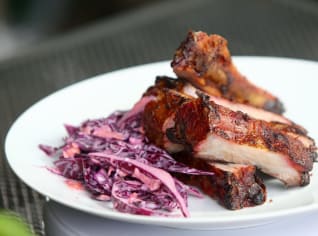 Vepřová žebra se salátem Coleslaw. Vepřová žebra se salátem Coleslaw.