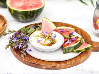 Grilovaný meloun v sirupu s citronovým mascarpone a pistáciemi Grilovaný meloun v sirupu s citronovým mascarpone a pistáciemi