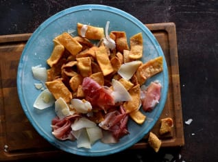 Pasta fritta - smažené křupky z nudlového těsta Pasta fritta - smažené křupky z nudlového těsta