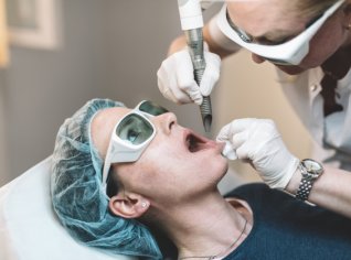 Pomocí speciálního laseru se ošetřuje vnitřní část úst. Pomocí speciálního laseru se ošetřuje vnitřní část úst.