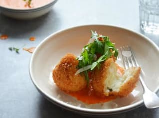 Arancini s mozzarellou a paprikovou omáčkou Arancini s mozzarellou a paprikovou omáčkou