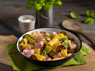 Rigatoni s tuňákem, cuketou a bazalkou Rigatoni s tuňákem, cuketou a bazalkou