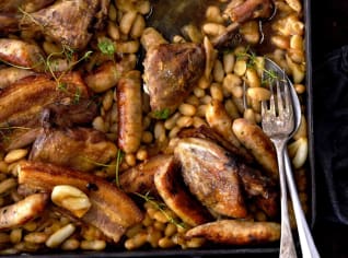Tradiční cassoulet s kachnou, fazolemi a klobáskami Tradiční cassoulet s kachnou, fazolemi a klobáskami